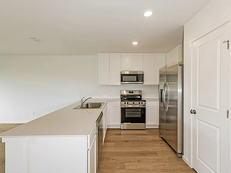 543 Artemis St — Photo 8