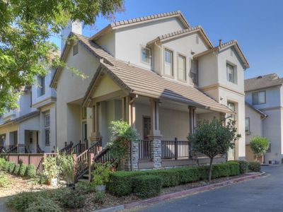 360 Flower Ln, Mountain View, CA, 94043