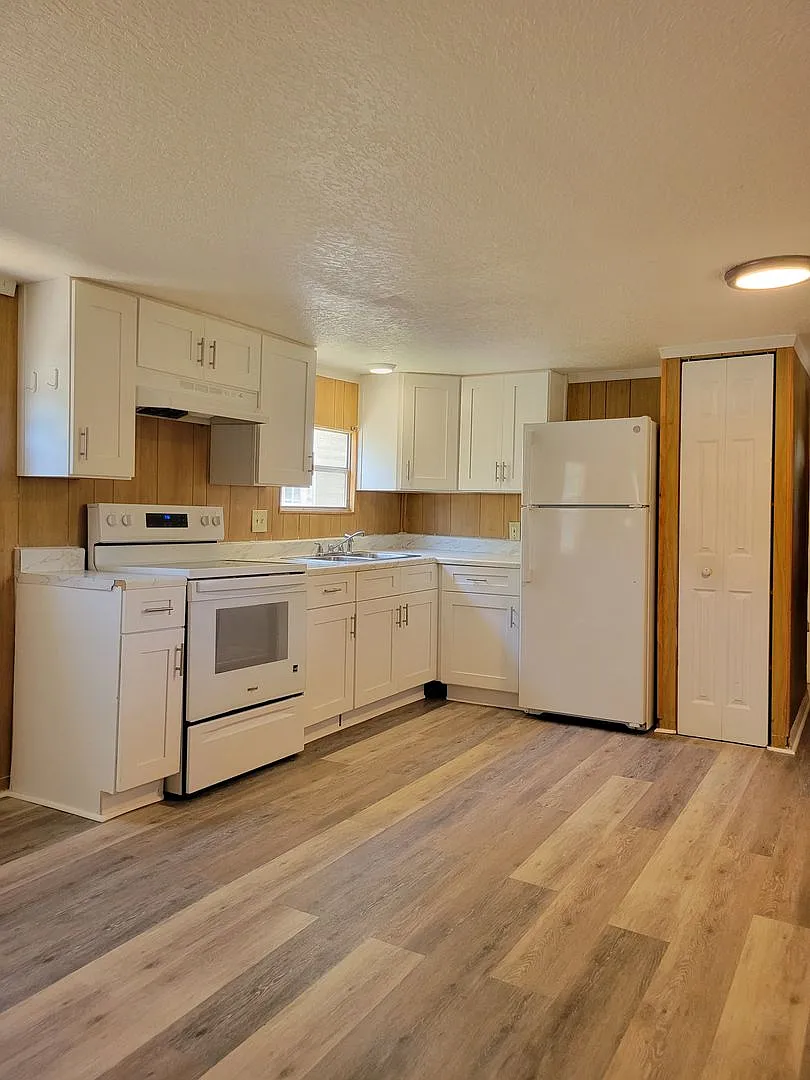 Two-Bedroom Mobile Home for Rent — Photo 2