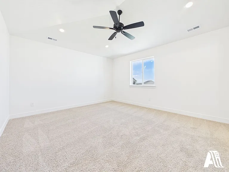 437 E 650 N — Photo 13