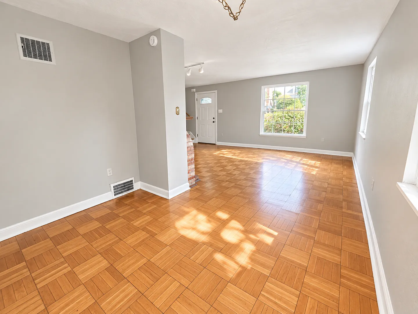 Great 3 Bed, 2 Bath Home in Mt. Lebanon - Available NOW — Photo 4
