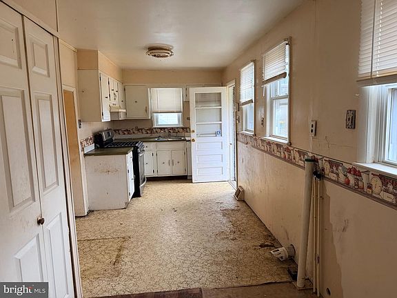 5th image of 64 Maple Ave