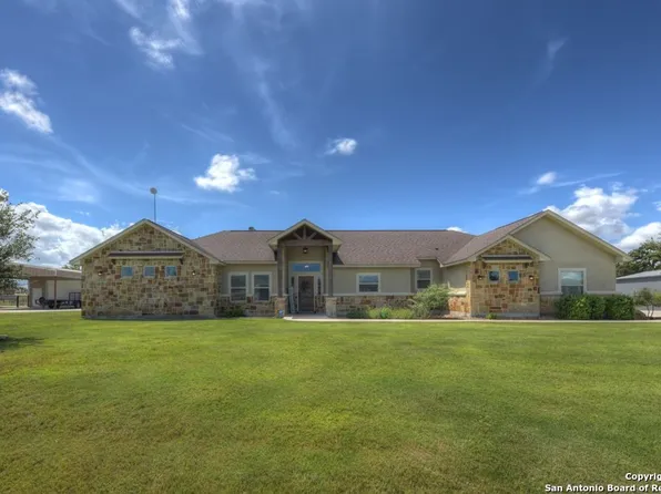 364 ABREGO LAKE DR, Floresville, TX 78114