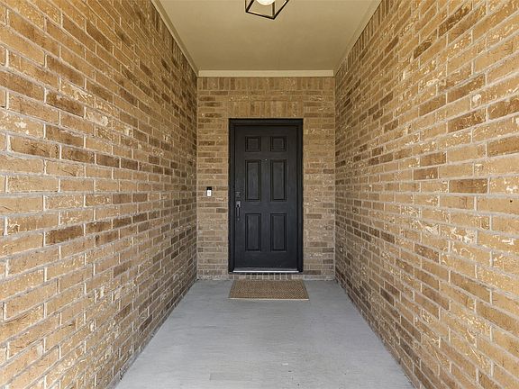 4th image of 924 Watson Way