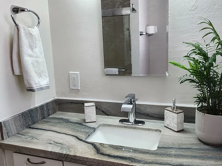 Kensington: Renovated Spacious Residence: Cook's kitchen, Includes parking — Photo 6