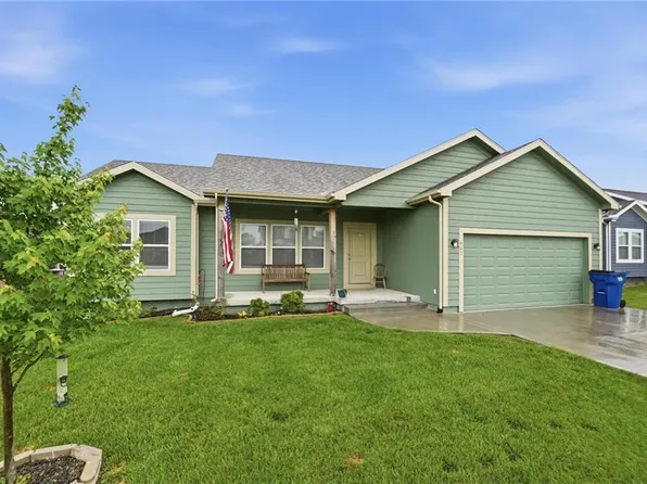 941 N Cottonwood Ct, Tonganoxie, KS 66086