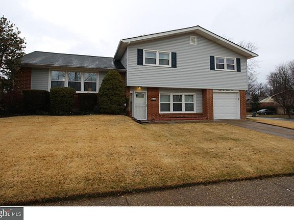 2nd image of 2201 Arosa Ln