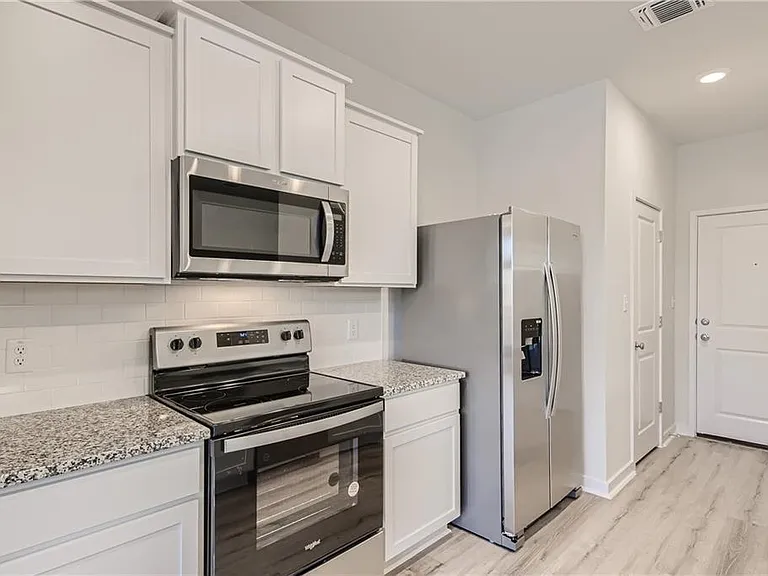 605 W South St #211 — Photo 9
