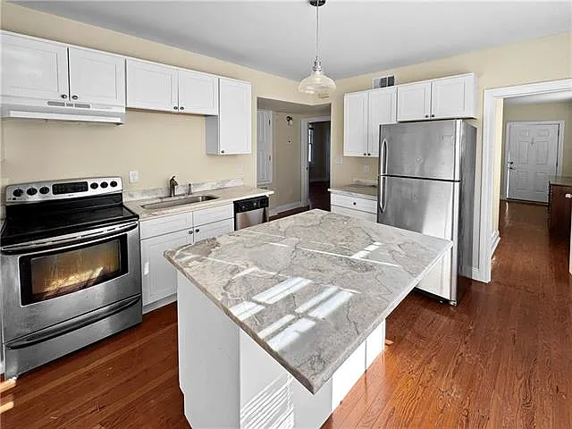 3 bed, 2.0 bath, 1400 sqft, $1,750 — Photo 3