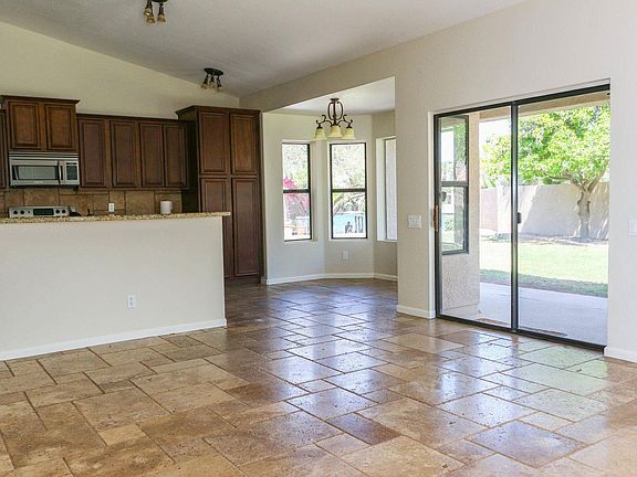 4th image of 1850 E Lakecrest Dr
