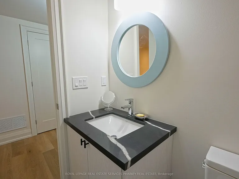 1413 Queen Victoria Ave — Photo 13