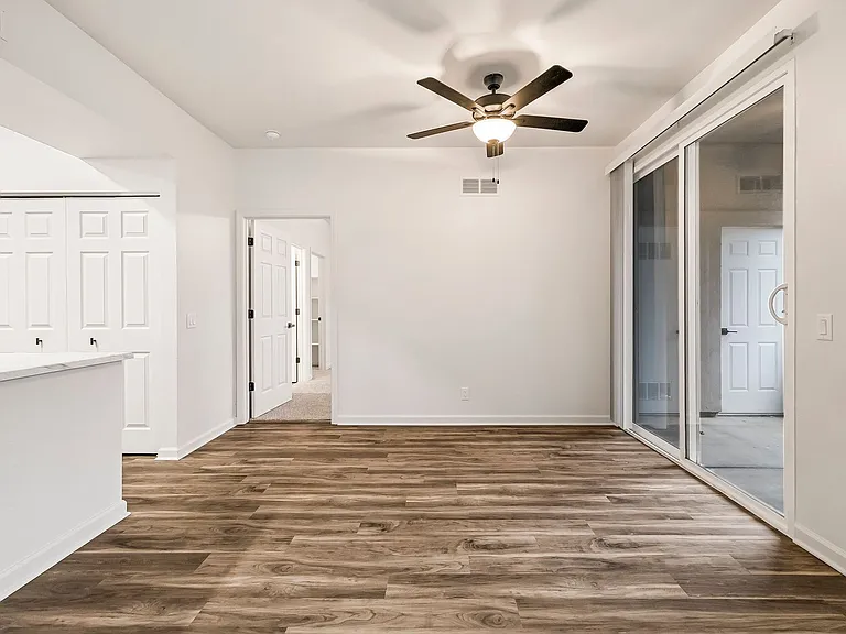 Sterling Oaks Luxury Apartments — Photo 67