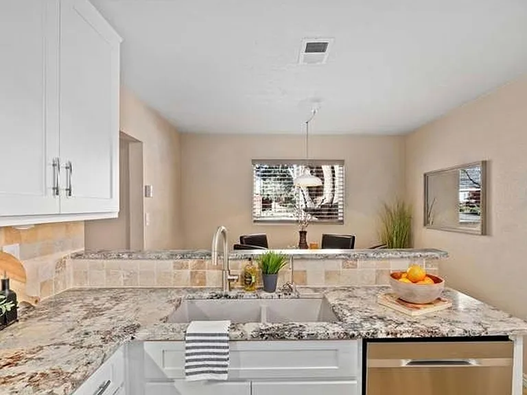 1050 Locust Pl — Photo 7
