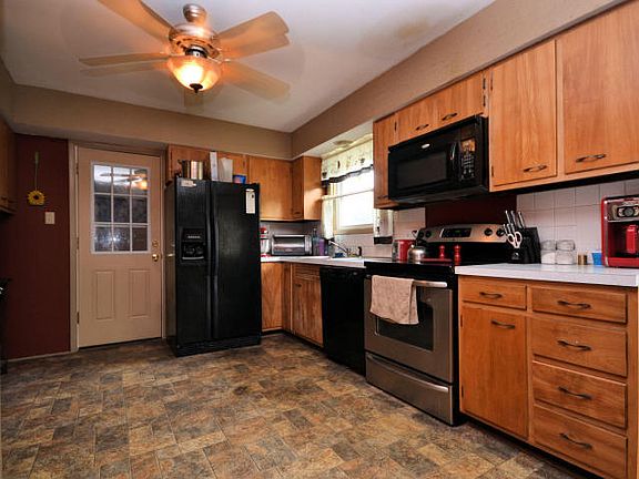 3rd image of 14 Carleton Ct