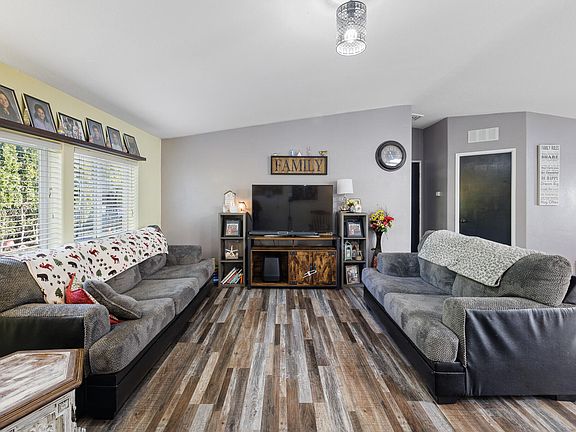 3rd image of 1402 Lake Blvd