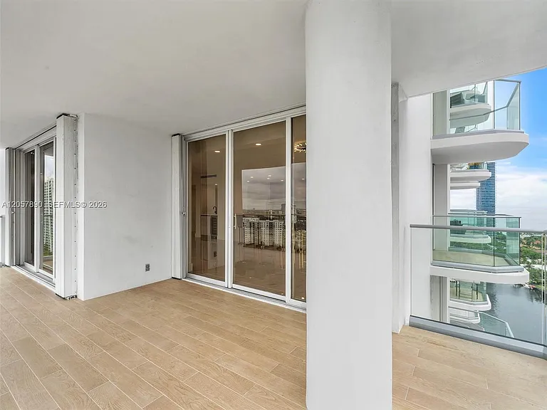 19707 Turnberry Way #21D — Photo 43