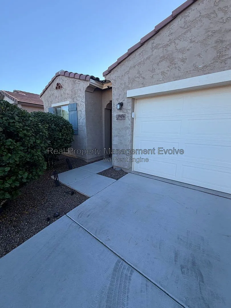5 bed, 3.0 bath, 2033 sqft, $3,200 — Photo 3