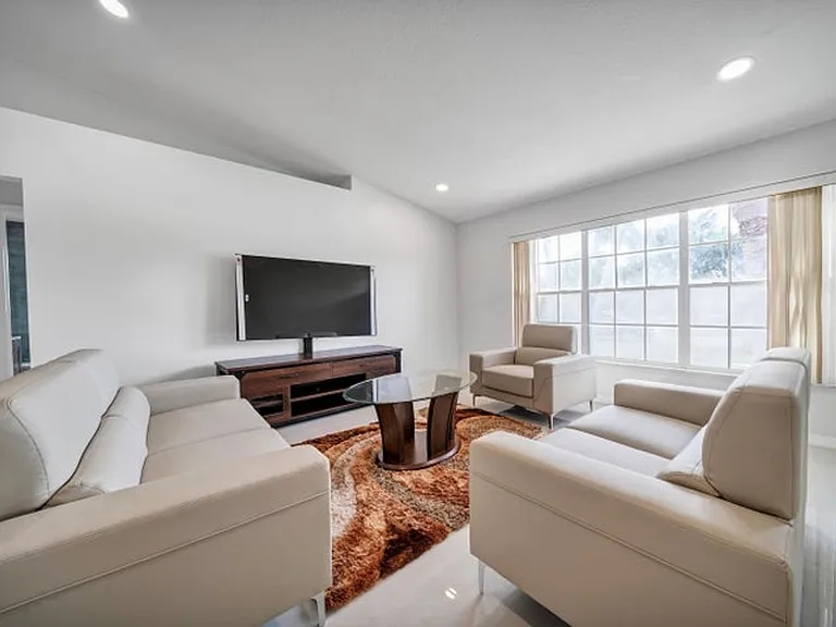 113 Madrid St — Photo 2