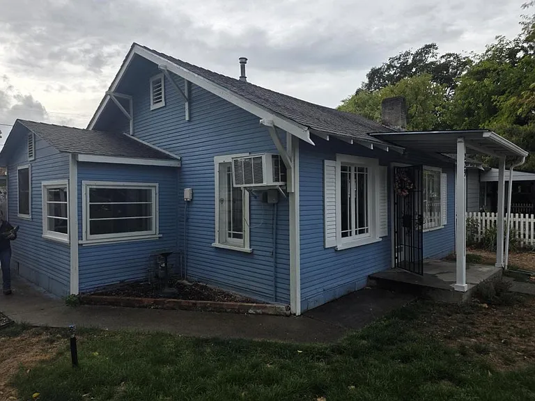 229 SW J St — Photo 2