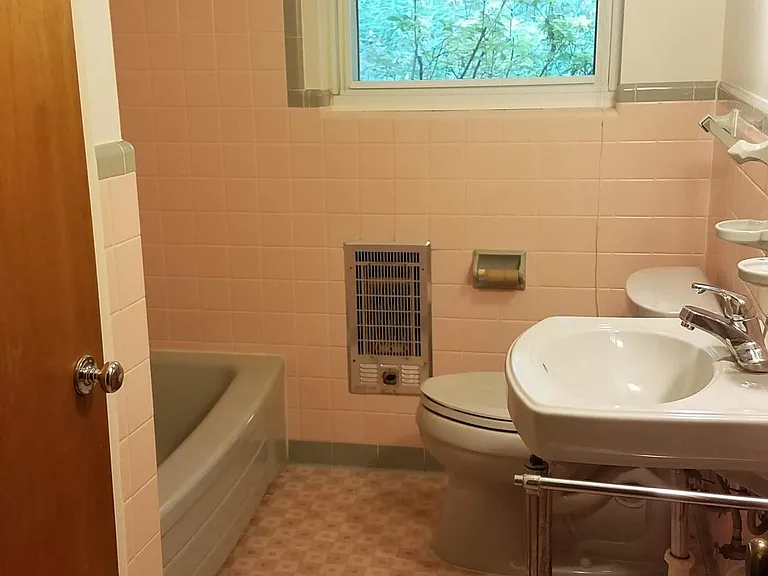 Main full guest bathroom off hallway.