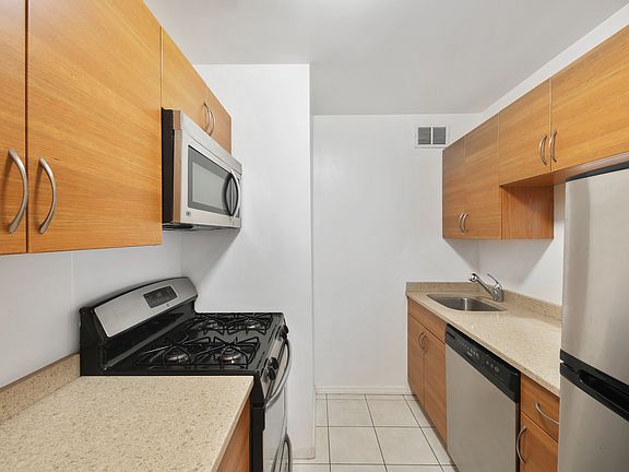 5th image of 414 W 54th St APT 6D