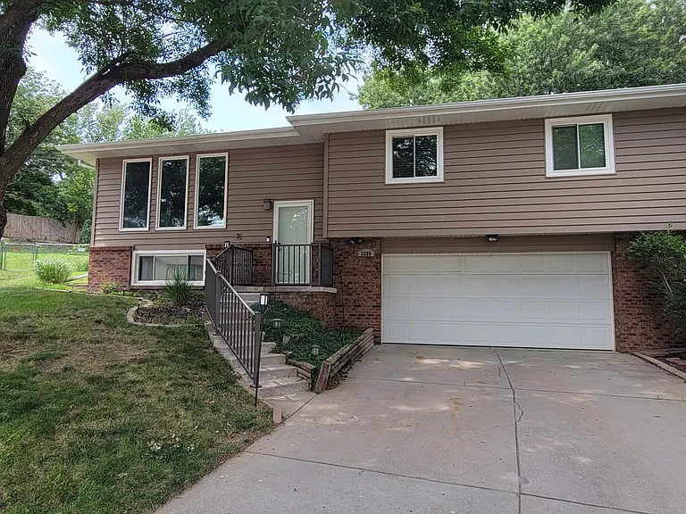 5208 Ascot Cir — Photo 2