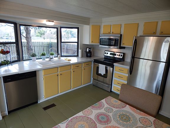 Kitchen w/ stainless appliances