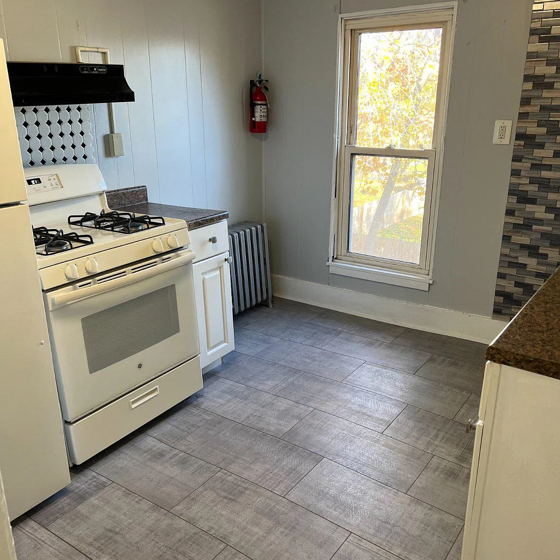 2 bed, 1.0 bath, 3689 sqft, $1,750 — Photo 4