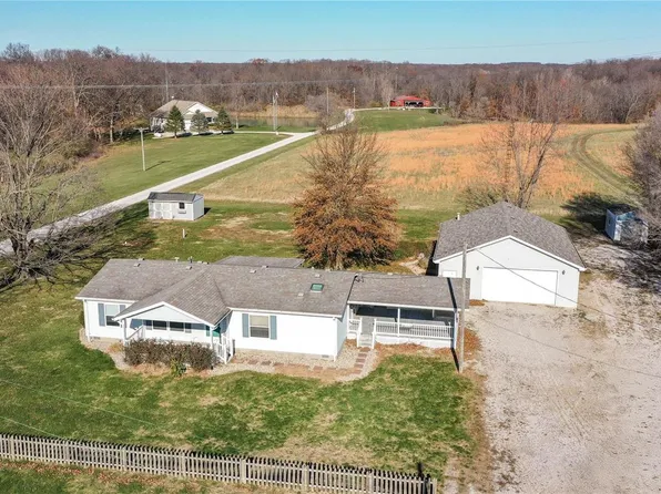14430 Spillway Rd, Girard, IL 62640