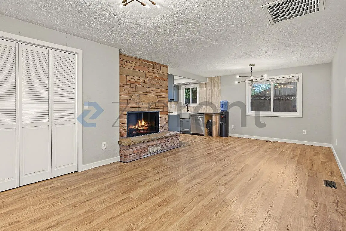 4 bed, 1800 sqft, $2,990 — Photo 2