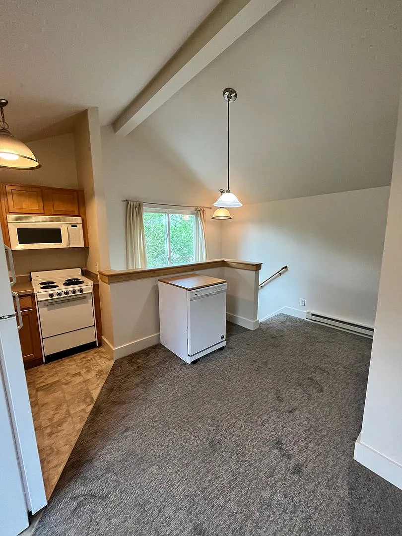 1 Bedroom, 1 bathroom Spacious Apartment - Apartment above garage space. — Photo 2