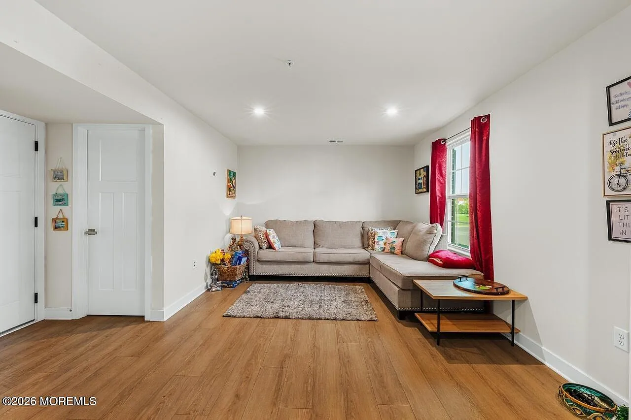 3 bed, 4.0 bath, 1911 sqft, $3,800 — Photo 4