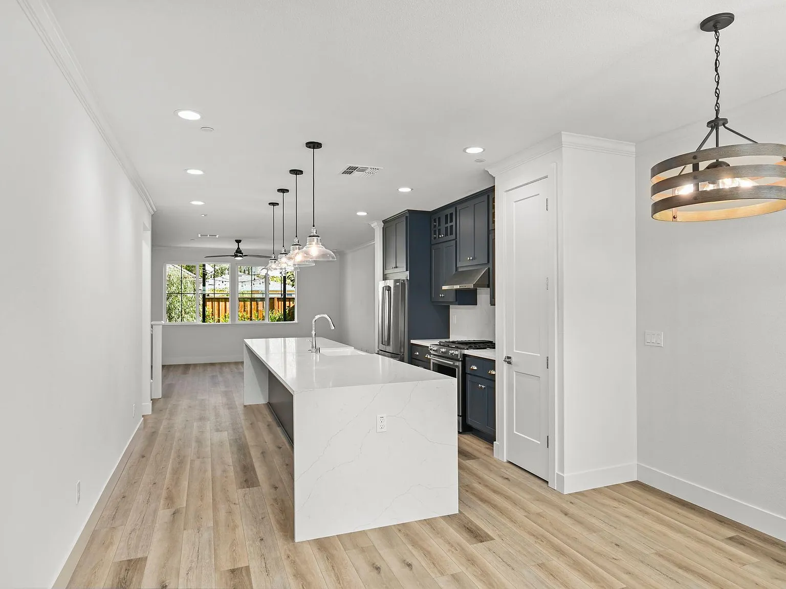 2 bed, 2.5 bath, 1700 sqft, $4,200 — Photo 3