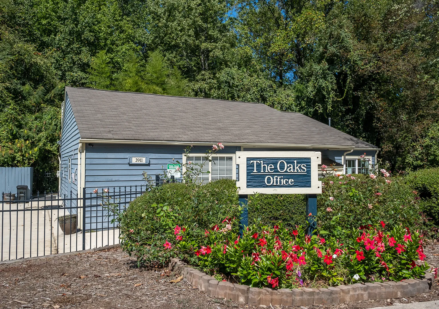 THE OAKS APARTMENTS — Photo 3