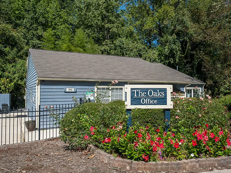 THE OAKS APARTMENTS — Photo 3