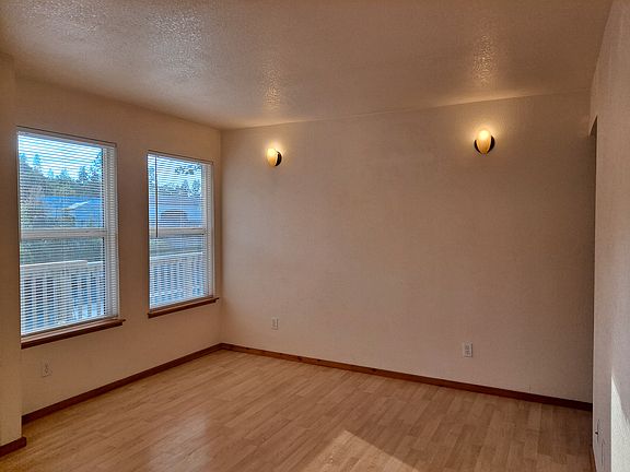 3rd image of 200 Parkview Dr #2