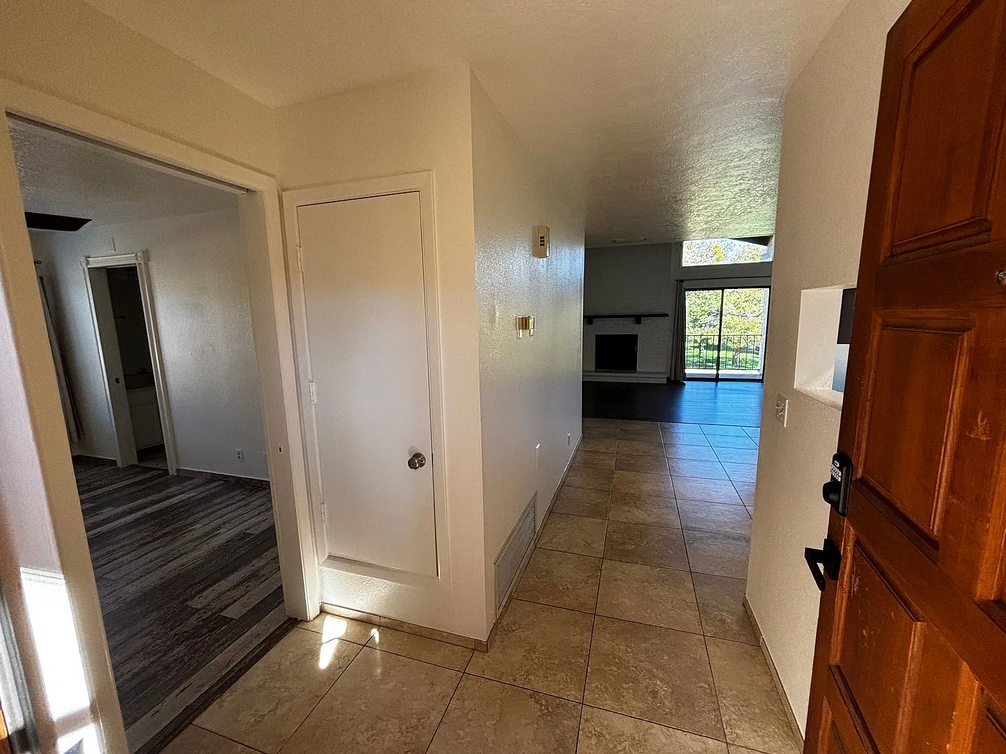 Unfurnished, 1-year long-term rental — Photo 2
