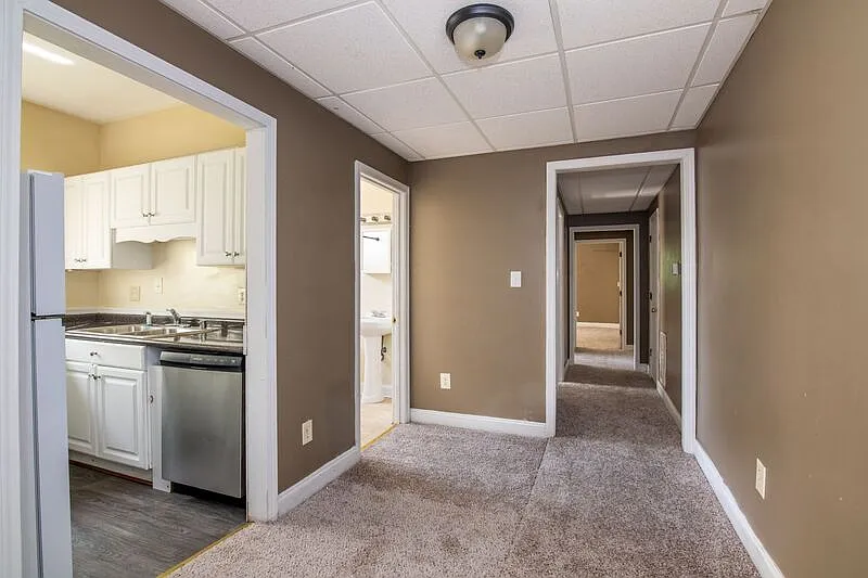 3 bed, 1.0 bath, 1174 sqft, $875 — Photo 2