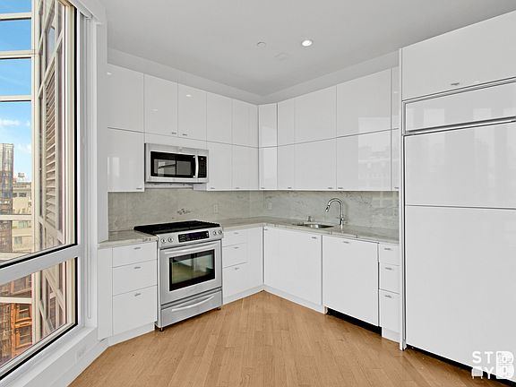 4th image of 525 Clinton Ave #4SS