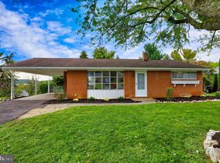 340 Lakeview Dr, York, PA 17403