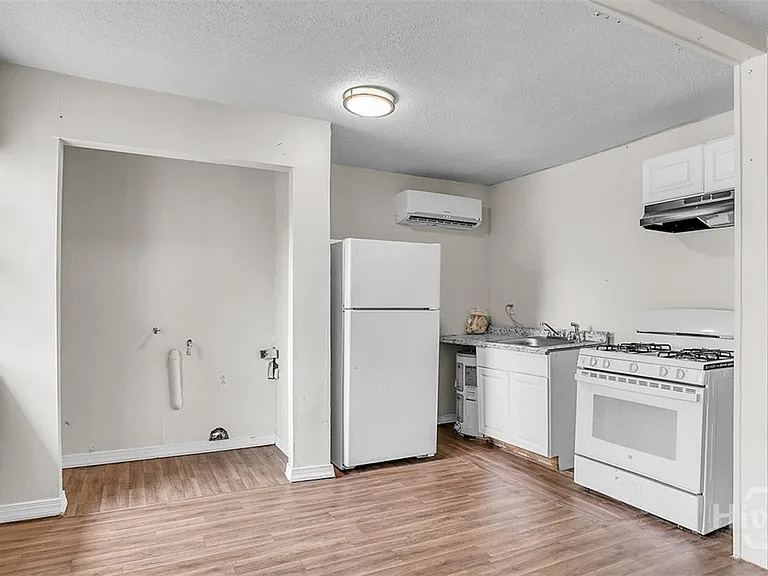 1013 Carroll St — Photo 4