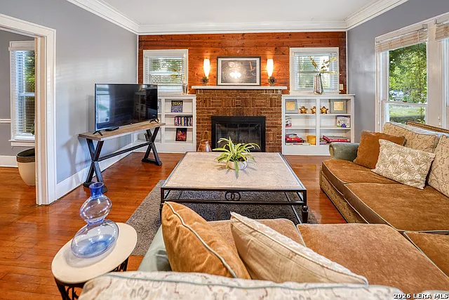 806 E Grayson St — Photo 3
