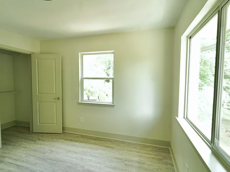 Emory Woods Apartments — Photo 9