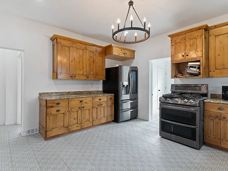 678 N 100 E — Photo 11