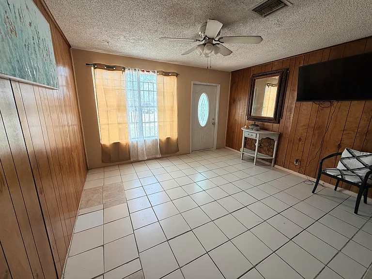 2033 Longwood Rd — Photo 5