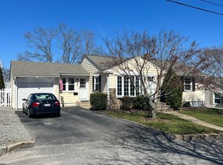 19 Salem Ave, Cranston, RI 02920