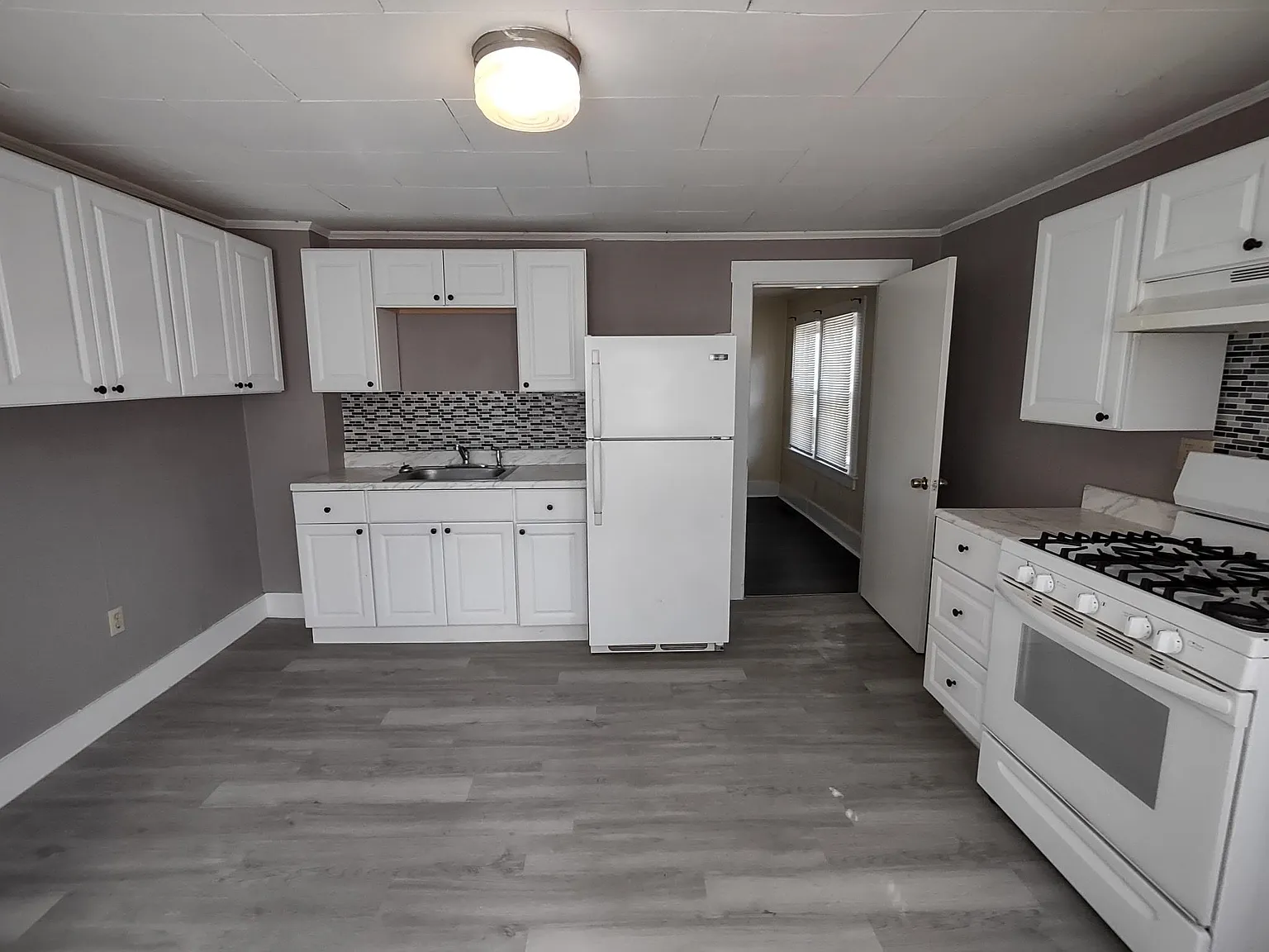 2 bed, 1.0 bath, 13862 sqft, $1,750 — Photo 3