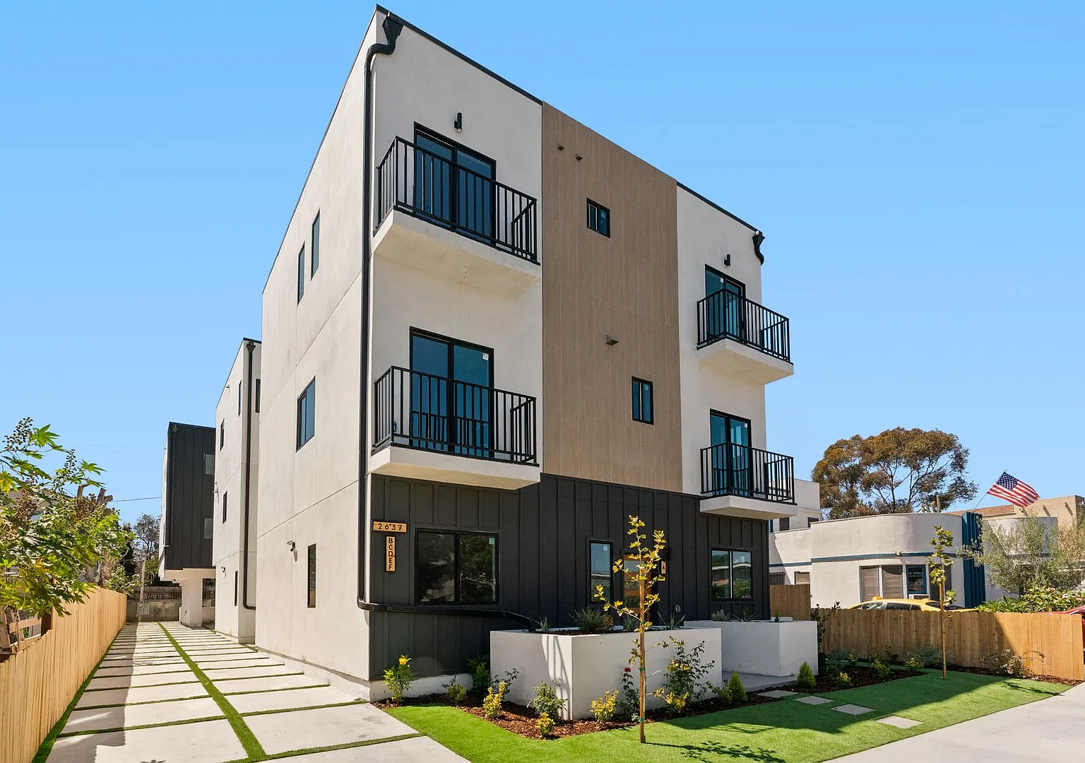 Top-of-the-Line Luxury Units in the Culver City Art District — Photo 1