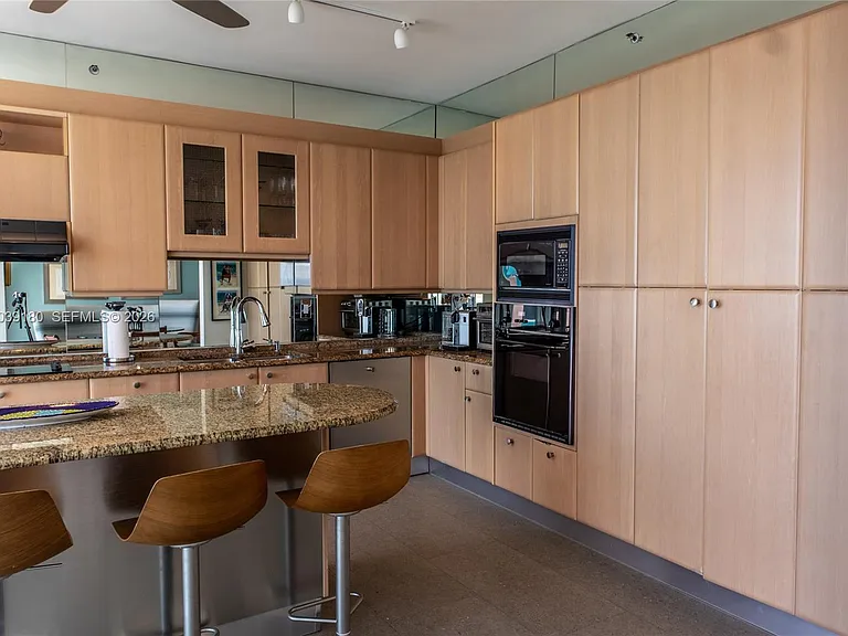 300 S Pointe Dr #1502 — Photo 7