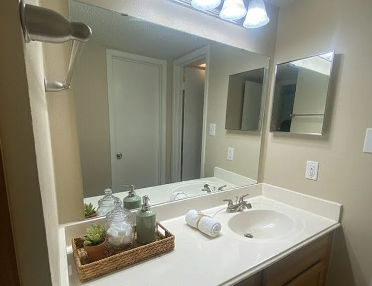 Oak Hollow Apartments — Photo 13